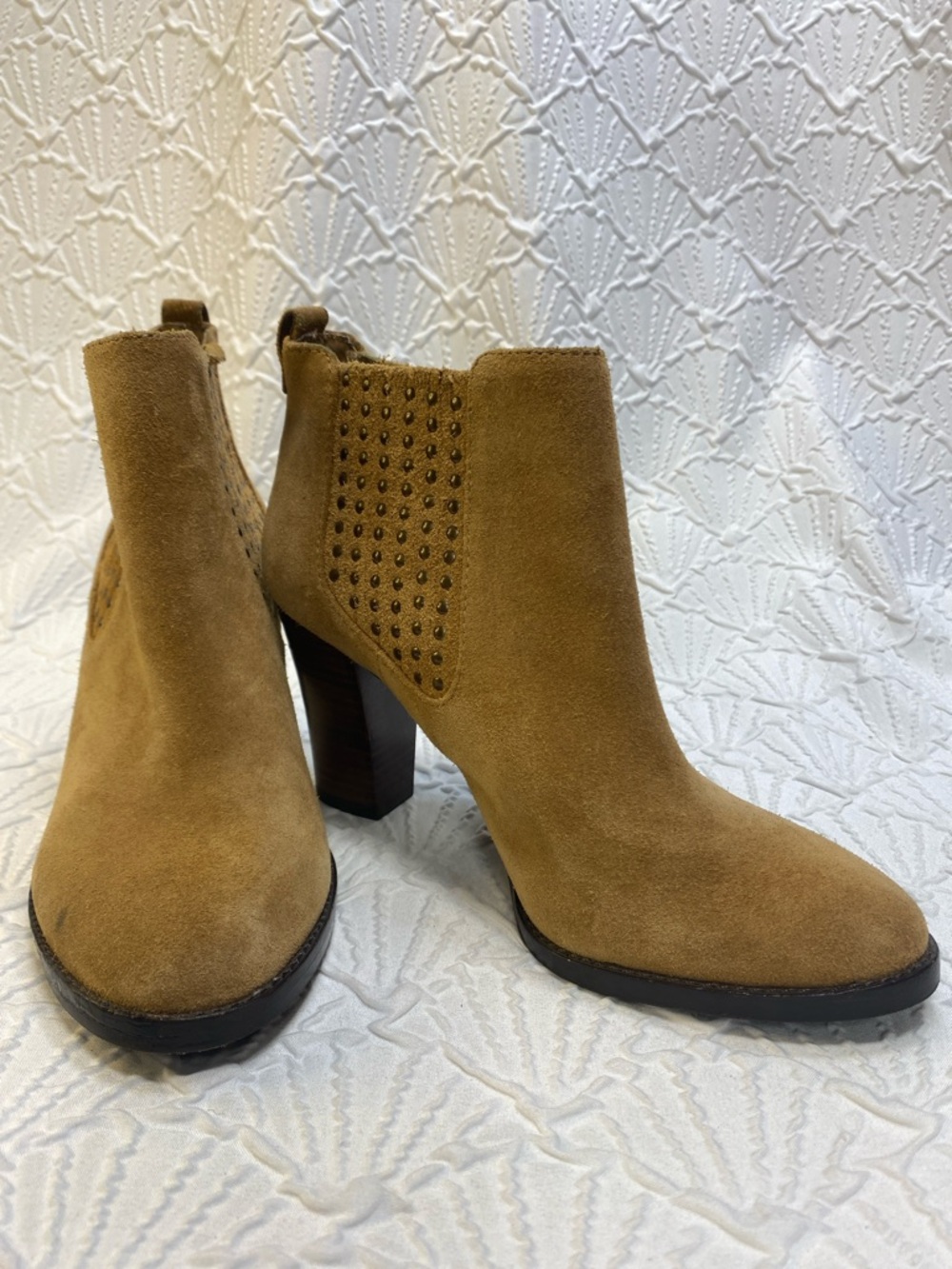ANTONIO MELANI size 6M Tan mustard Suede Studded Ankle Booties Strwtch casual